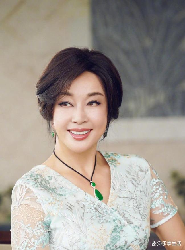 74歲劉曉慶曬出游照 狀態(tài)似少女