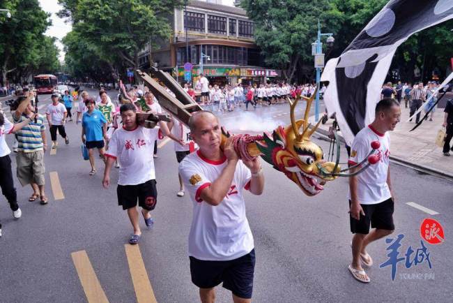 廣州荔灣泮塘村舉行“起龍”儀式 雄風(fēng)再現(xiàn)老龍出水