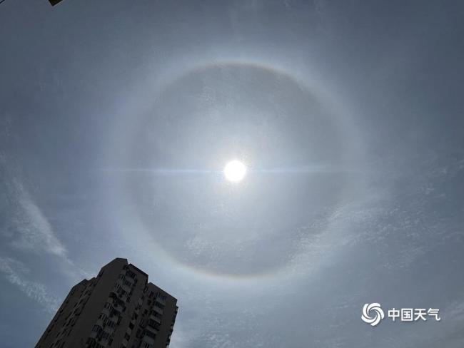 北京天空出現(xiàn)巨大日暈 彩色光環(huán)清晰可見