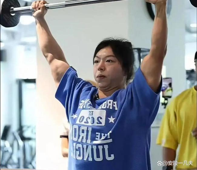 男子穿緊身褲上課被女教練指性騷擾,？發(fā)視頻導(dǎo)致男子及家人被網(wǎng)曝