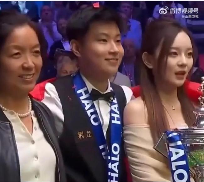 女友上臺后細(xì)心為趙心童整理頭發(fā) 甜蜜瞬間引爆全場