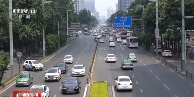 “龜速車”攔路引吐槽交警出手 嚴(yán)查低速行駛保暢通