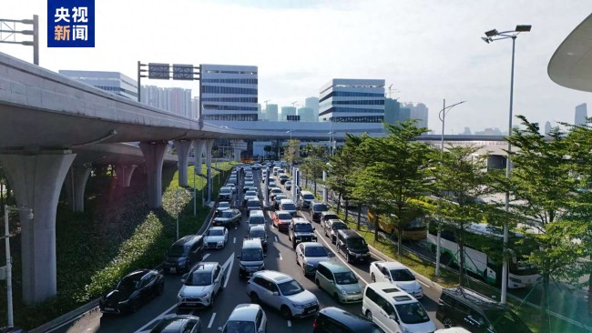 港珠澳大橋單日車(chē)流量創(chuàng)新高 港澳居民“北上”熱情高漲