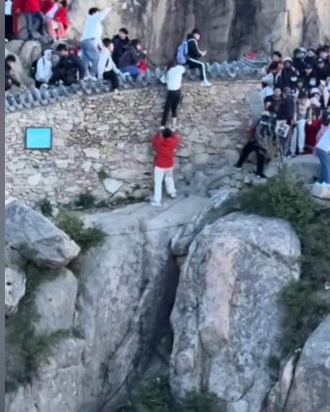 泰山兩游客翻越護(hù)欄險(xiǎn)墜崖,，差點(diǎn)把命搭在泰山上