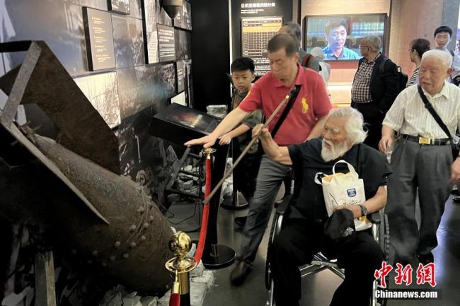日本訪問團(tuán)參觀重慶大轟炸慘案遺址 了解日軍殘暴罪行