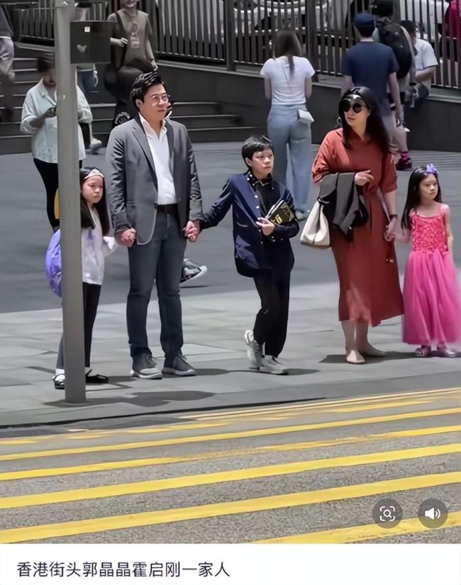 郭晶晶霍啟剛一家五一假期踏青 溫馨畫(huà)面曝光