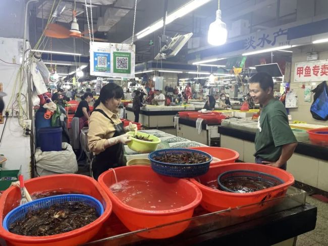 杭州小龍蝦大量上市價格腰斬 老板：再等等，還會降