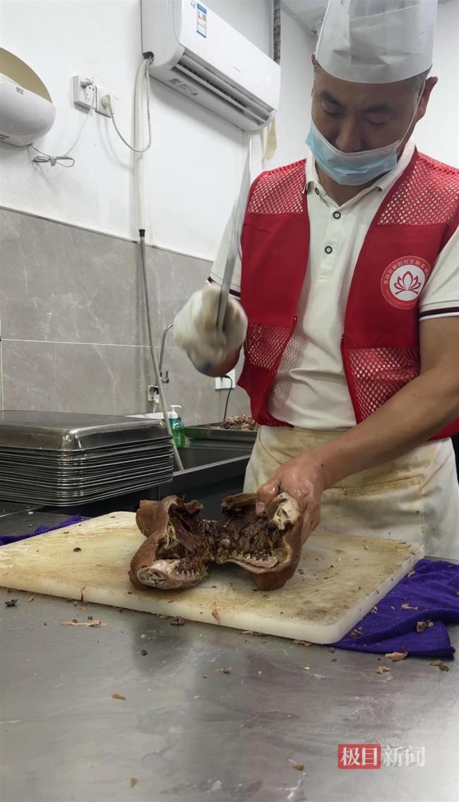 榮昌區(qū)政府食堂每天砍超800只鹵鵝
