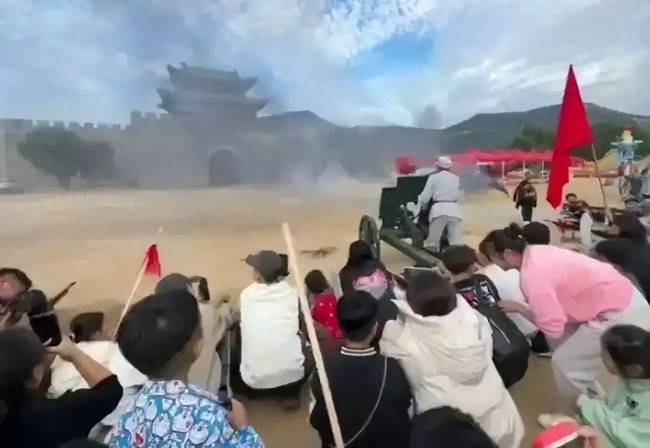 “跟著團(tuán)長打縣城”假期爆火,，知名演員客串！網(wǎng)友怕收不住手