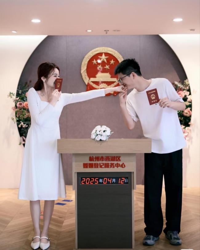 知名攝影師月入2萬(wàn)元,！這屆年輕人帶火了領(lǐng)證跟拍 記錄幸福瞬間