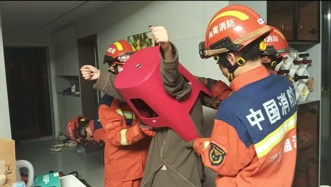 異地女友獵奇挑戰(zhàn)大"翻車",，男友隔著屏幕慌忙報(bào)警