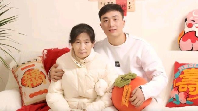 男子辭職照顧智力退化到2歲的媽媽 愛的逆行賽跑