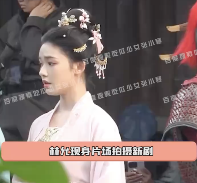 林允拍戲造型曝光 現(xiàn)場認真背臺詞