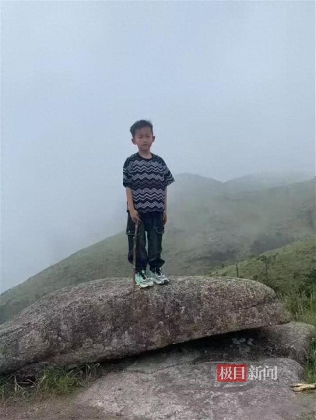 游客意外拍到男童走失前畫面 山頂最后影像揪心