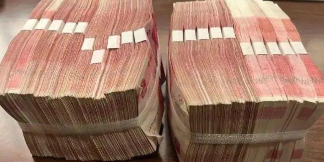 男子在公共衛(wèi)生間撿到20萬現(xiàn)金 全網(wǎng)尋失主