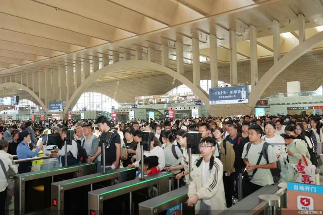 “五一”假期中國(guó)鐵路北京局共計(jì)發(fā)送旅客1219.7萬(wàn)人次 同比增加87萬(wàn)人次
