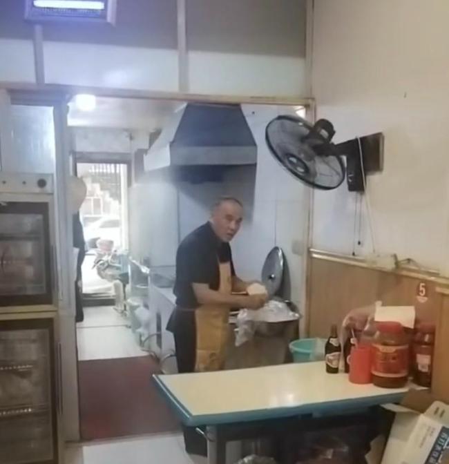 榮昌大爺扯鋪蓋面表情失控 五一爆火出圈