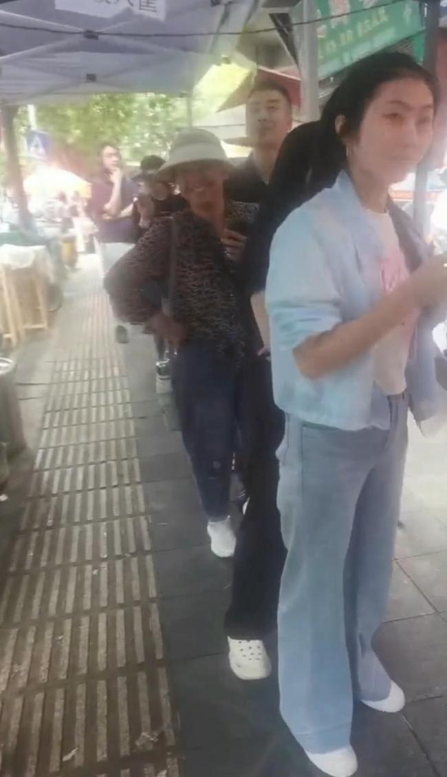 榮昌大爺扯鋪蓋面表情失控 五一爆火出圈