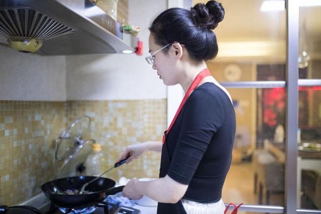 上門做飯服務為何能在短時間內(nèi)成為高收入職業(yè) 千億市場悄然崛起