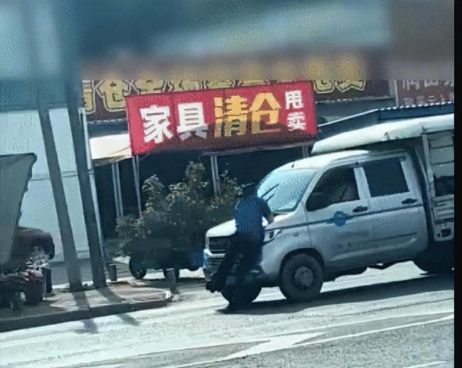 廣西一城管扒車引擎蓋遭拖行 事件引發(fā)公眾關(guān)注