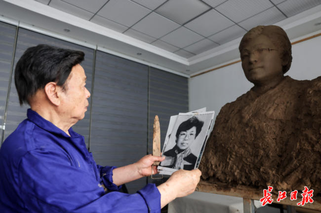 北约轰炸中牺牲的开云体育app3位烈士雕像塑成(图4)