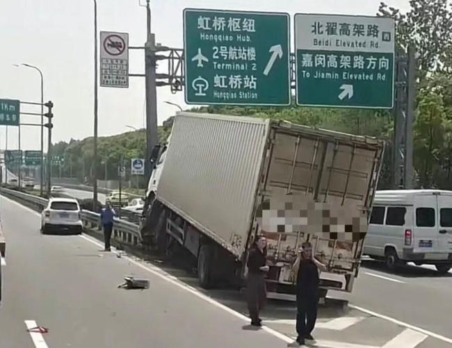 上海外環(huán)高速貨車與轎車相撞 龍門架受損交通恢復(fù)