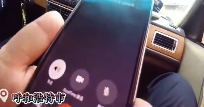 街头警车插队监控曝光真相 返程高峰车流中劈出生命通道