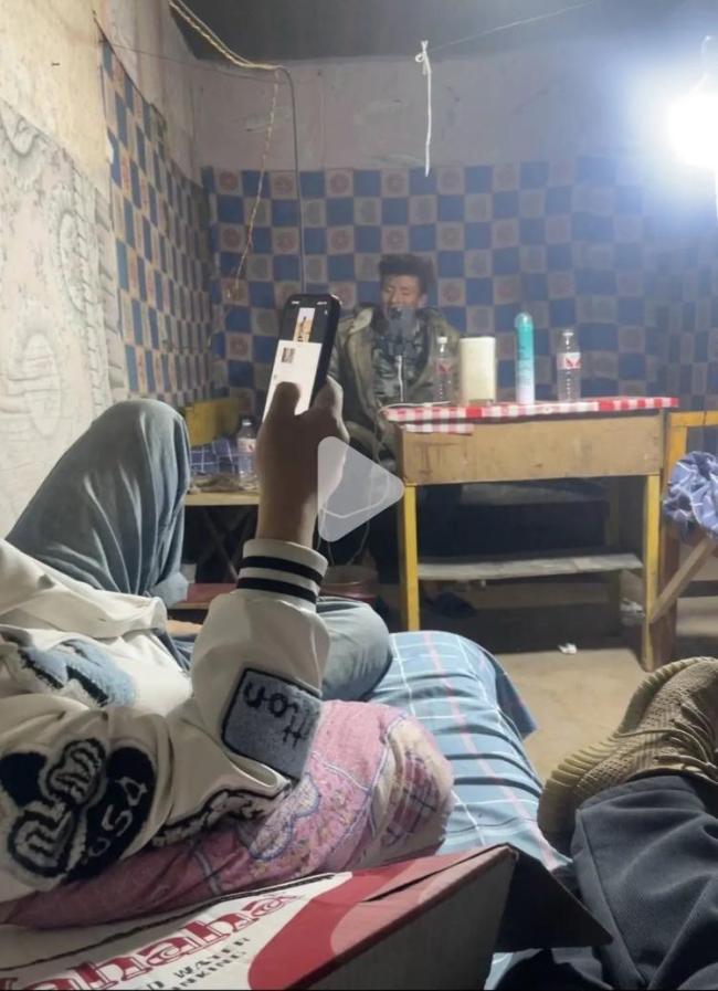 异瞳少年称没思当网红 治沙视频背后争议不停