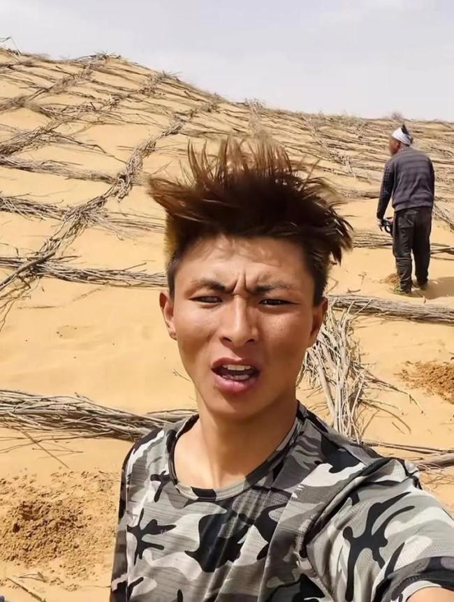 團隊曝異瞳少年治沙為擺拍作秀 背后團隊爭議浮出水面