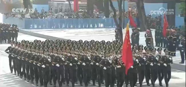 仪仗队在俄彩排后招呼中国游客合影 “中国排面”受热捧