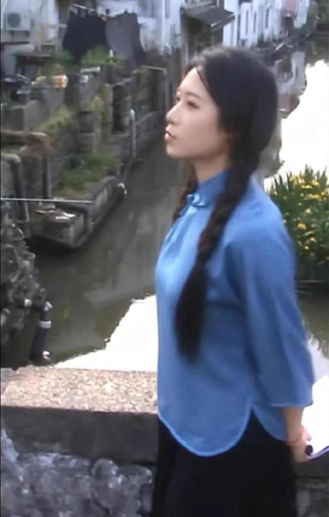 體操冠軍吳柳芳改賽道了,，穿民族服裝美美噠