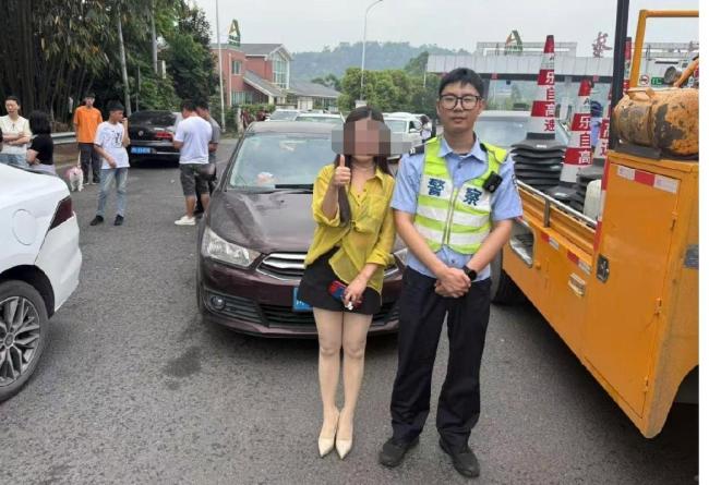 婚礼主持人遇堵车后下车步行，交警破例护送下高速
