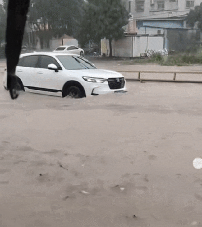廣州網(wǎng)友稱今天暴雨中開車如開船 街道積水嚴(yán)重