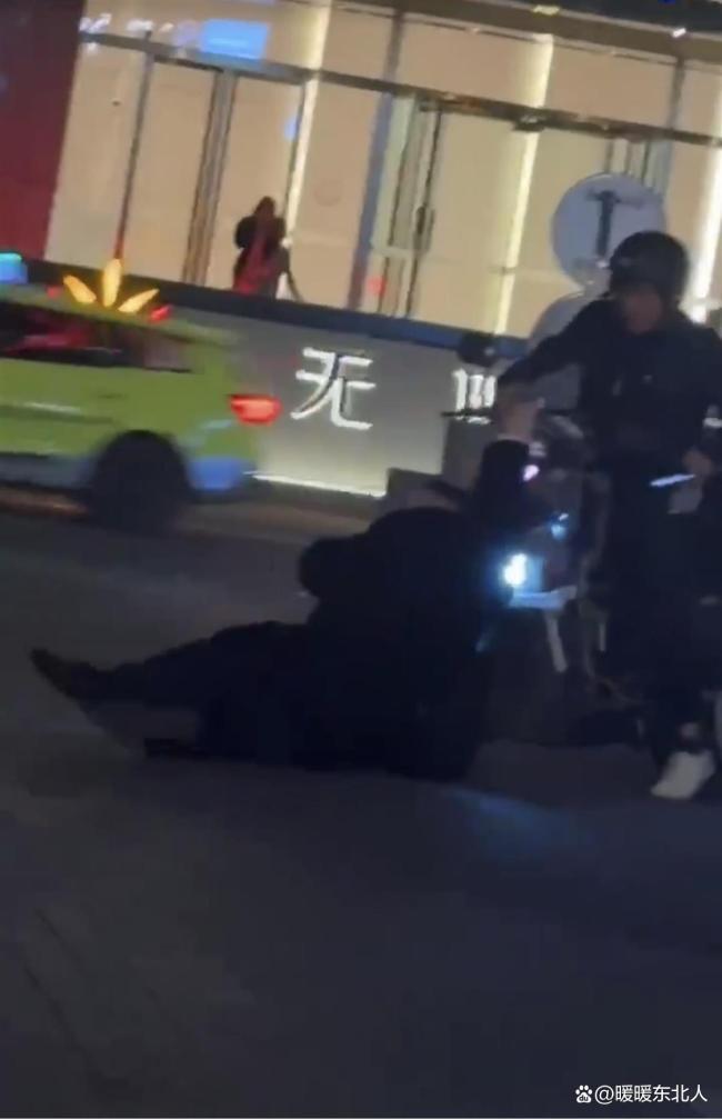 外賣員騎車被小區(qū)保安推倒？雙方發(fā)聲 停車爭議引發(fā)熱議