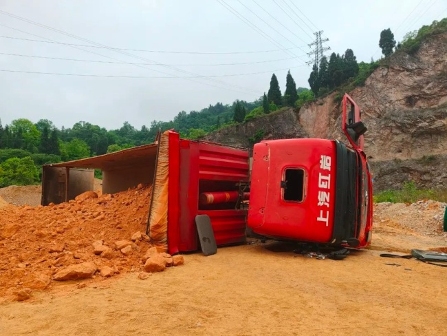 貨車意外側(cè)翻消防破窗救援 20分鐘成功救出被困者
