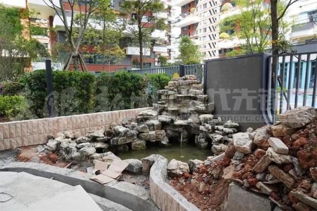 公攤變私家花園業(yè)主聯(lián)名反對(duì) 違建侵占綠化引爭(zhēng)議