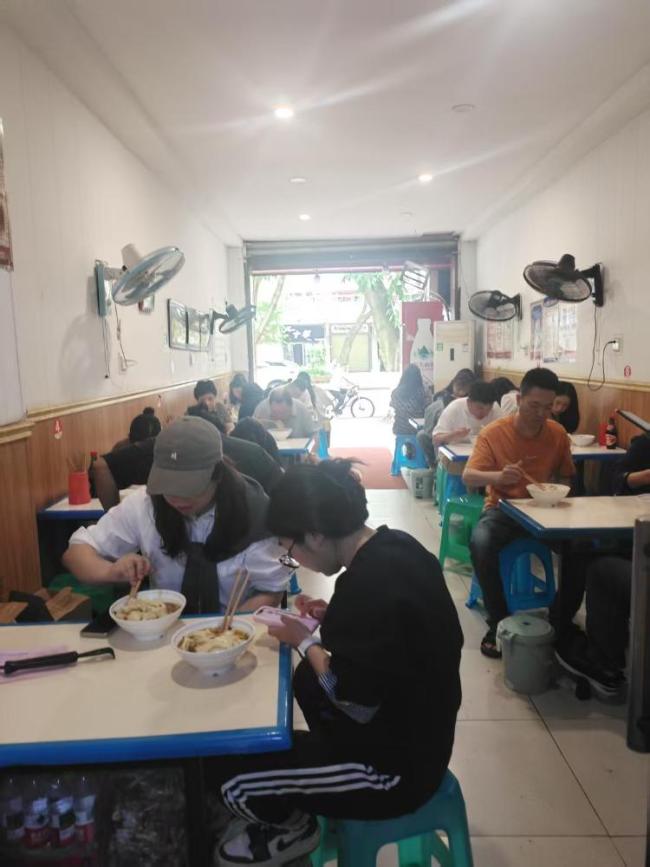 重慶榮昌扯面大爺爆火后營業(yè)額翻3倍 表情失控成網(wǎng)紅