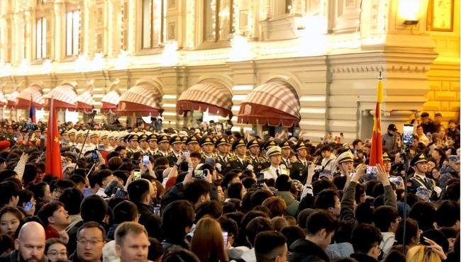 中国仪仗队红场阅兵现场画面 震撼全场的中国风采