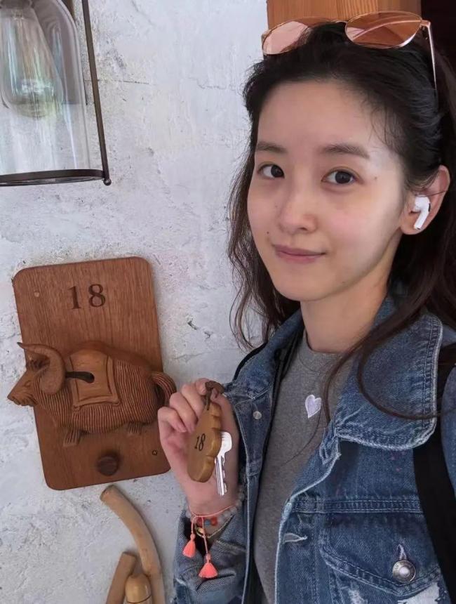 31歲章澤天素顏懟臉照