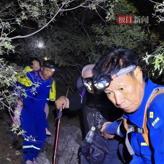 70歲藍(lán)天救援隊(duì)員救出67歲被困爺爺 溫情一幕感動(dòng)人心