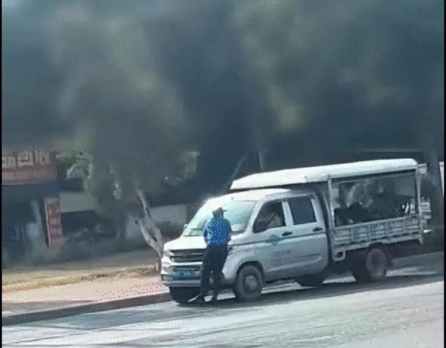 城管隊(duì)員扒瓜車引擎蓋遭拖行 事件引發(fā)公眾關(guān)注