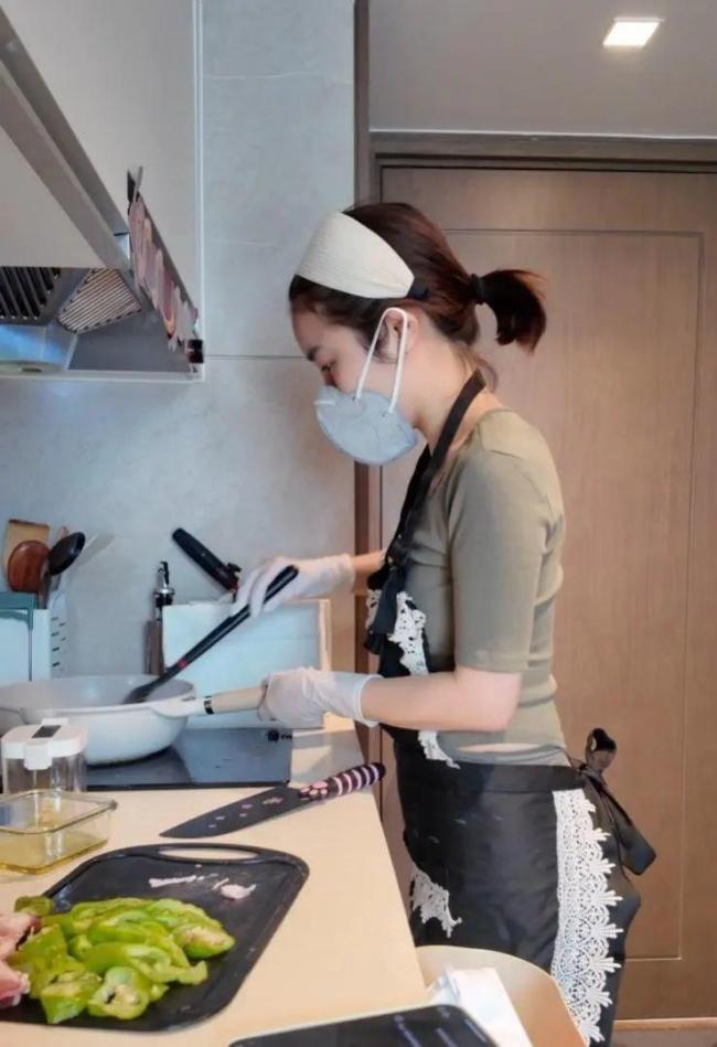女子回應(yīng)上門做飯月薪近2萬被質(zhì)疑 工作模式解析