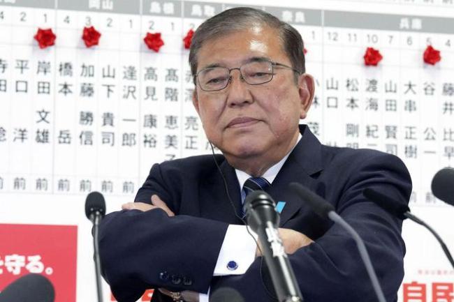 还敢赴钓鱼岛挑衅？特朗普对日本命脉下死手，石破茂迎来两面夹击