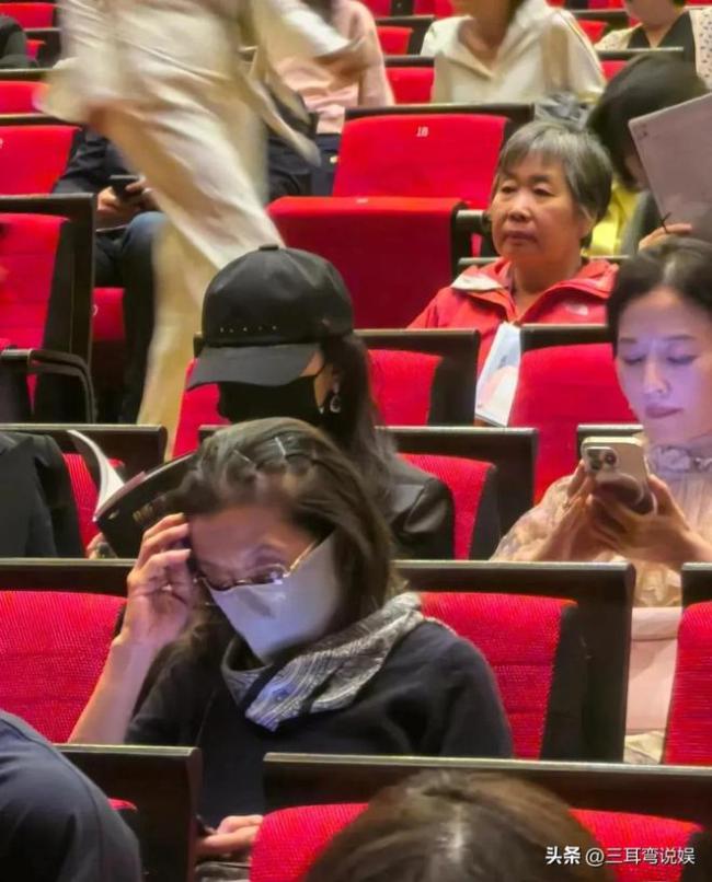 刘亦菲陪妈妈看芭蕾舞剧 母女同框气质出众
