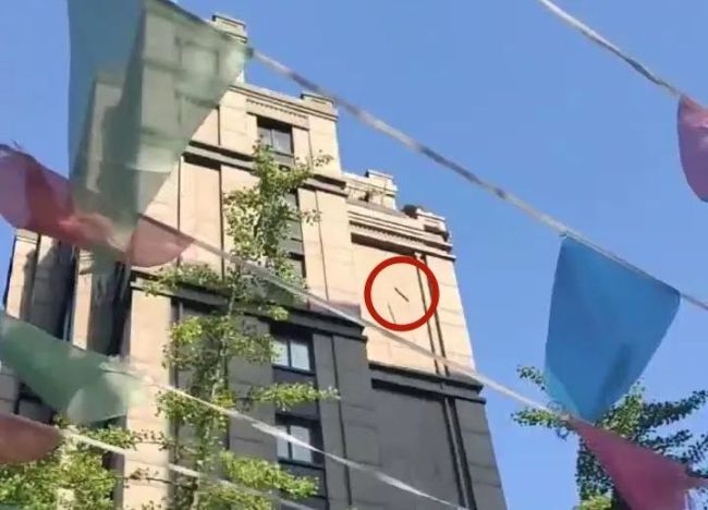 上海一男子拆违建，竟从11楼扔木板，已被抓！