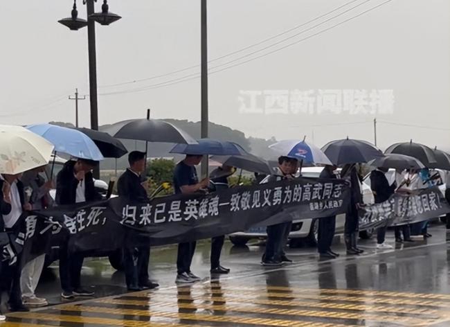 高武出事當(dāng)天雙胞胎哥哥感覺諸事不順 悲痛欲絕白發(fā)一夜