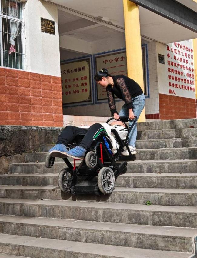 兩兒子患罕見(jiàn)病 90后媽媽死磕到底 十年堅(jiān)守點(diǎn)亮希望
