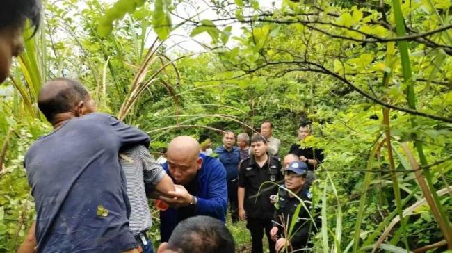 警犬進(jìn)山歷時(shí)20余小時(shí)救4人 生命接力展現(xiàn)人間大愛(ài)