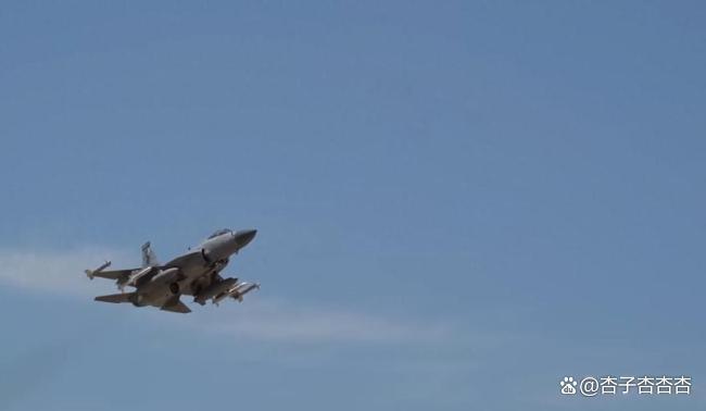 巴軍方發(fā)布梟龍戰(zhàn)機(jī)畫面