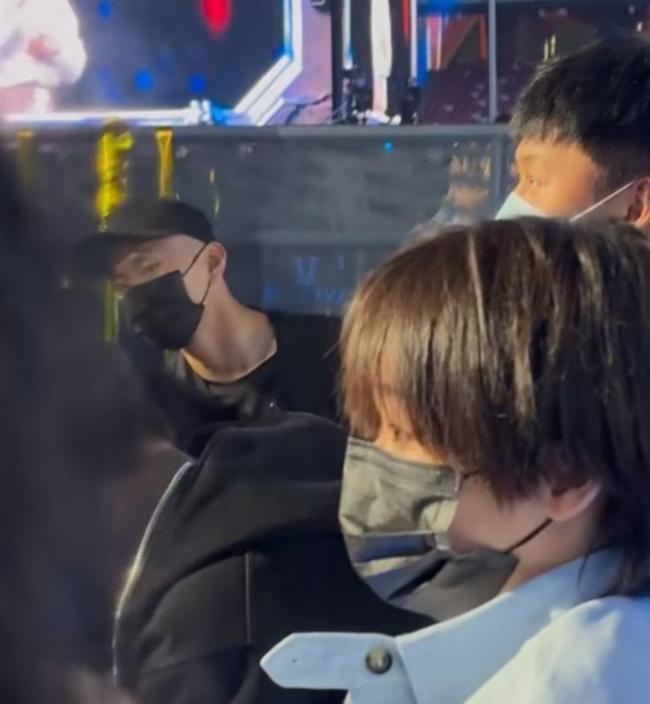 全紅嬋低調(diào)觀看張杰演唱會(huì) 奧運(yùn)冠軍的平凡一面